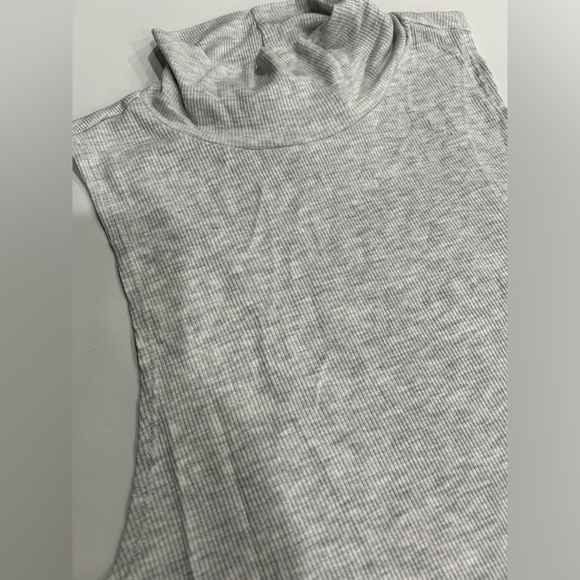 Vuori Women's Medium Cove Funnel Neck Tank Light Heather Grey NWT Stretch Knit - Picture 3 of 7